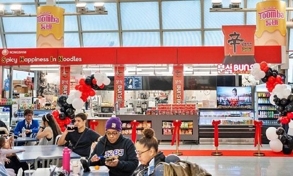Hình ảnh quầy bán đồ ăn nhanh Shin Ramyun tại sân bay JFK ở thành phố New York ẢnhNongshim