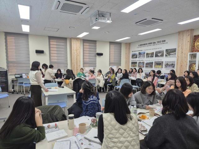 Hơn 50 giáo viên tình nguyện viên và phụ huynh người Việt đã tham gia Khóa tập huấn ẢnhỦy ban nhà nước NVNONN