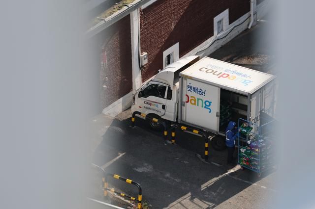 Các xe giao hàng đang đỗ tại một trung tâm hậu cần của Coupang ở Seoul ẢnhYonhap News