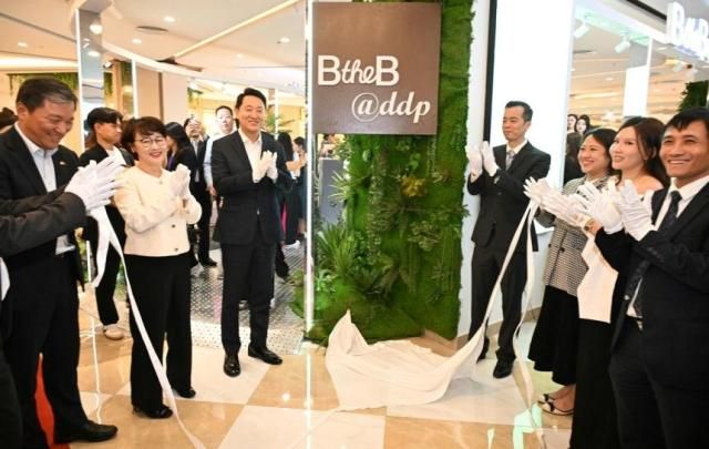 Thị trưởng Seoul Oh Se-hoon công bố biển hiệu tại lễ khai trương Trung tâm Xúc tiến và Trải nghiệm Làm đẹp Seoul - BeTheBDDP tại Vincom Megamall Royal City Hà Nội Việt Nam vào ngày 5 tháng 12 ẢnhThành phố Seoul