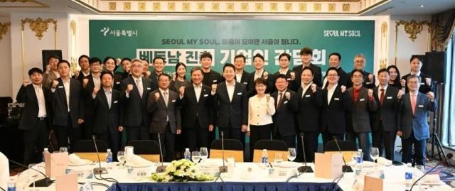 Thị trưởng Seoul Oh Se-hoon chụp ảnh kỷ niệm cùng các đại biểu tham dự Buổi gặp gỡ các doanh nghiệp đang đầu tư tại Việt Nam được tổ chức tại Grand Plaza Hà Nội vào ngày 5 tháng 12 ẢnhThành phố Seoul