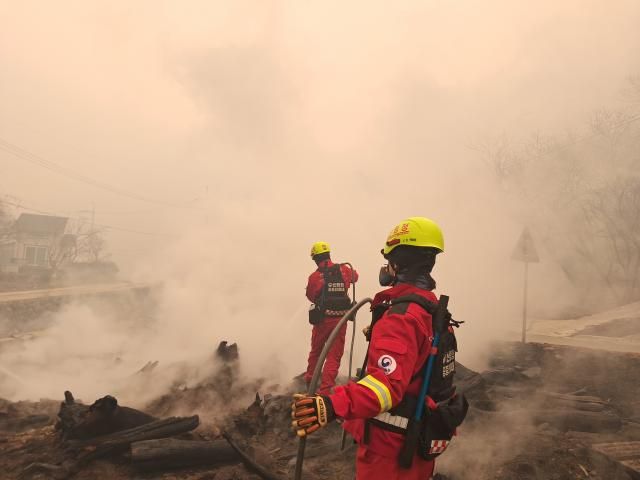 Sáng ngày 23 ngày thứ ba sau vụ cháy rừng bùng phát ở Sicheon-myeon Sancheong tỉnh Gyeongsangnam các nỗ lực chữa cháy vẫn đang được tiếp tục tại hiện trường ẢnhCơ quan Lâm nghiệp Hàn Quốc