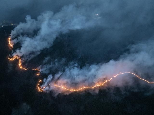 Cháy rừng tại Uiseong lan rộng vào đêm ngày 23 ẢnhYonhap News