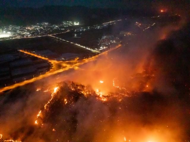 Cháy rừng lan đến Namseon-myeon thành phố Andong tỉnh Gyeongsangbuk ẢnhYonhap News