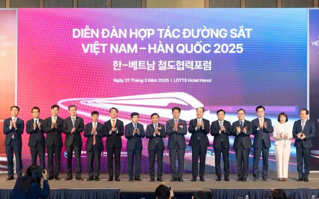 Bộ trưởng Bộ Đất đai Cơ sở hạ tầng và Giao thông vận tải Hàn Quốc Park Sang-woo thứ 7 từ bên phải sang chụp ảnh kỷ niệm cùng các đại biểu tại Diễn đàn hợp tác Đường sắt Việt Nam - Hàn Quốc được tổ chức tại Hà Nội Việt Nam vào ngày 3132025 ẢnhMOLIT