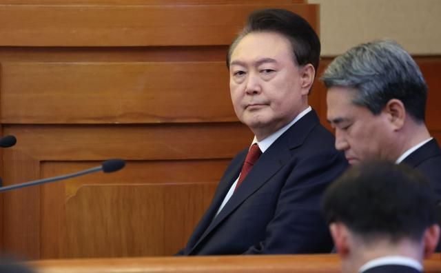 Tổng thống Yoon Suk-yeol ngồi tại phiên tranh luận luận tội lần thứ 6 được tổ chức tại Tòa án Hiến pháp ở Jongno-gu Seoul vào ngày 622025 ẢnhNhóm tác nghiệp chung