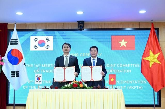 Ngay sau các khóa họp Bộ trưởng Bộ Công Thương Việt Nam Nguyễn Hồng Diên và Bộ trưởng Bộ Thương mại Công nghiệp và Năng lượng Hàn Quốc Ahn Duk-geun đã ký kết các văn kiện hợp tác ẢnhBộ Công thương Việt Nam