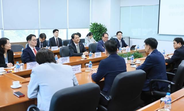 Bộ trưởng Bộ Thương mại Công nghiệp và Năng lượng Ahn Duk-geun đã đến thăm Trung tâm RD của Samsung Electronics tại Hà Nội Việt Nam vào ngày 14 theo giờ địa phương và nghe Tổng giám đốc Samsung Việt Nam Na Ki-hong báo cáo về tình hình hoạt động của trung tâm ẢnhMOTIE