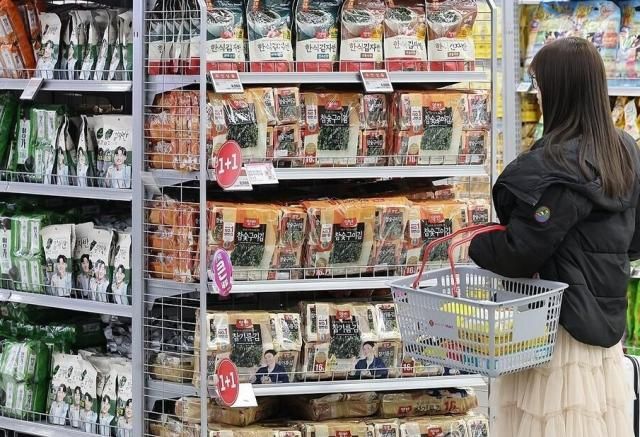 Khách hàng đang lựa chọn các sản phẩm rong biển tại một siêu thị lớn ở trung tâm thành phố Seoul ẢnhYonhap News