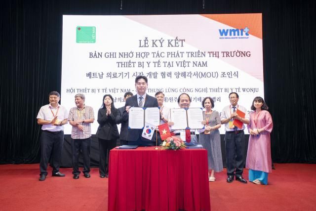 Thung lũng công nghệ thiết bị y tế Wonju và Hiệp hội thiết bị y tế Việt Nam đã ký Thỏa thuận hợp tác kinh doanh phát triển thị trường thiết bị y tế Việt Nam MOU tại Hà Nội Việt Nam vào ngày 952025 ẢnhWMIT