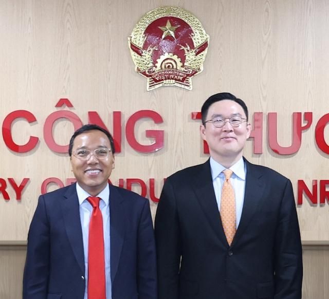 Tổng giám đốc điều hành LS Cable System Koo Bon-gyu phải và Thứ trưởng Bộ Côngt hương Nguyễn Hoàng Long chụp ảnh kỷ niệm sau cuộc họp được tổ chức tại Bộ Công Thương tại Hà Nội vào ngày 2252025 ẢnhLS Eco Energy