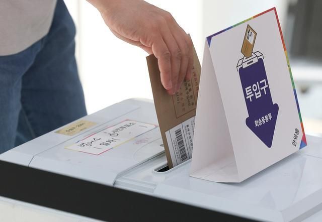 Một cử tri đang bỏ phiếu tại trạm bỏ phiếu sớm được thiết lập tại Trung tâm Phúc lợi Hành chính Beomeo 4-dong ở Suseong-gu Daegu vào ngày 295 ngày đầu tiên bỏ phiếu sớm cho cuộc bầu cử tổng thống lần thứ 21 ẢnhYonhap News