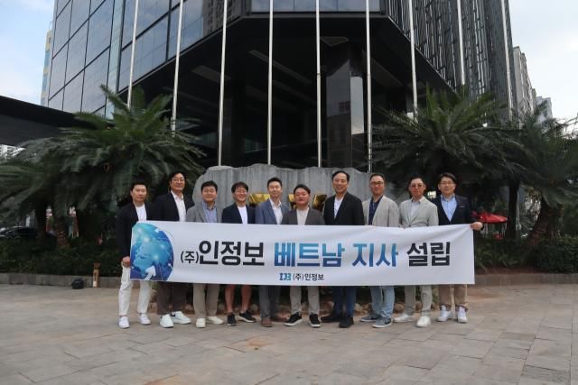 Lãnh đạo của Injungbo chụp ảnh kỷ niệm tại lễ khai trương trung tâm RD tại Hà Nội ẢnhInjungbo