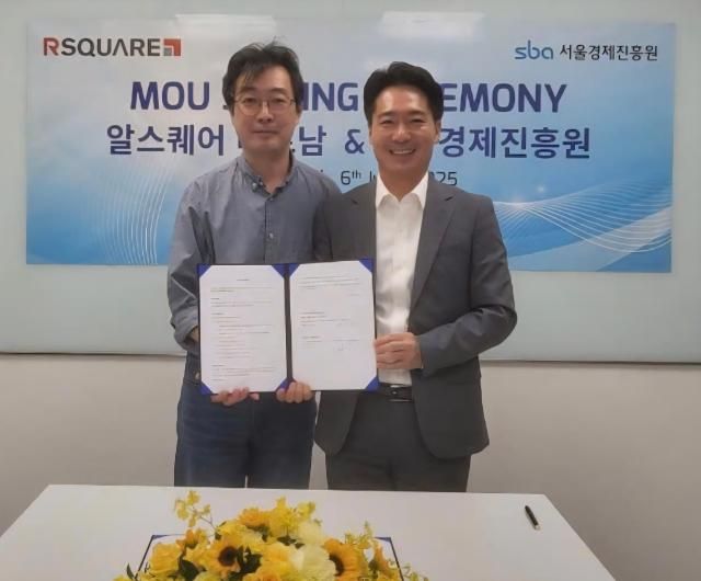 Lee Tae-hoon Trưởng phòng SBA Industrial Hub Headquarters trái và ông Shin Ji-min Giám đốc chi nhánh RSquare Việt Nam ký kết hợp tác ẢnhRSquare Việt Nam
