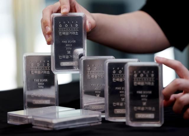 Các thỏi bạc được trưng bày tại Sàn giao dịch vàng Hàn Quốc Korea Gold Exchange ở Jongno-gu Seoul vào ngày 1162025 ẢnhYonhap News