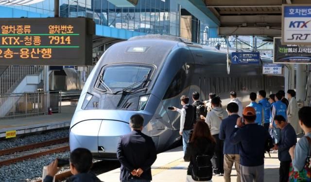 Chuyến tàu KTX Cheongryong tiến vào sân ga ẢnhYonhap News