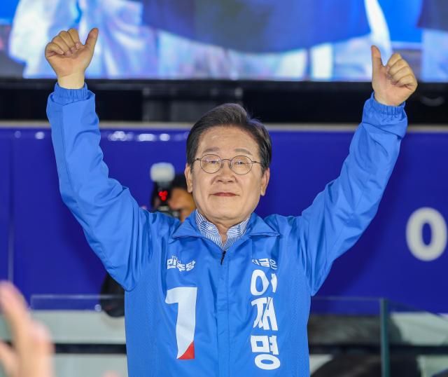Ông Lee Jae-myung trong cuộc vận động tranh cử cuối cùng của mình tại Công viên Yeouido Seoul ngày 2 tháng 6 năm 2025 ẢnhYonhap News
