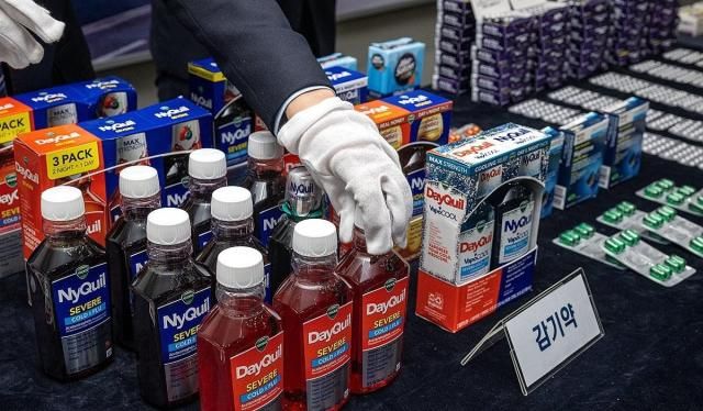 Tổng cục Hải quan Hàn Quốc đang công bố các loại thuốc bất hợp pháp có chứa chất gây nghiện bị thu giữ tại Trung tâm hậu cần giao hàng đặc biệt của Hải quan Sân bay Incheon ở Unseo-dong Jung-gu Incheon vào ngày 1832025 ẢnhYonhap News