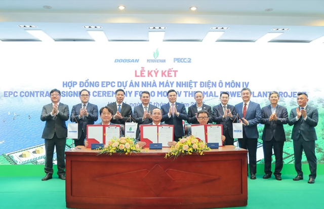 Đại diện Ban QLDA Chuyên ngành điện và Liên danh Tổng thầu Doosan và PECC2 ký kết hợp đồng EPC ẢnhTTXVN