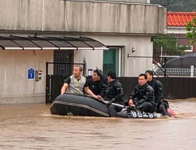 Sáng ngày 17 lính cứu hỏa đang cứu hộ người dân tại Yongyeon-dong thành phố Dangjin-si Nam Chungcheong ẢnhSở Cứu hỏa Chungnam
