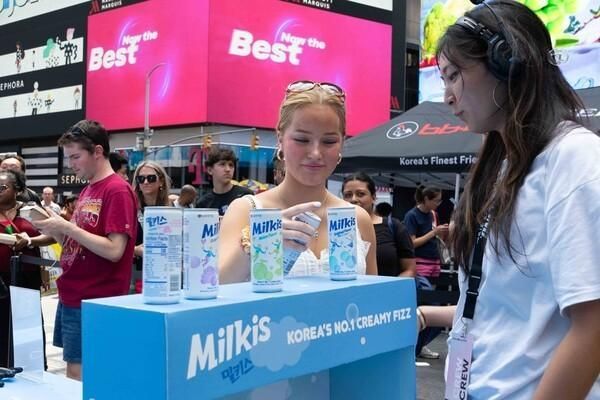 Khách tham quan đang tham gia một sự kiện tại gian hàng Milkis được dựng lên ở Quảng trường Thời đại New York Mỹ ẢnhLotte Chilsung