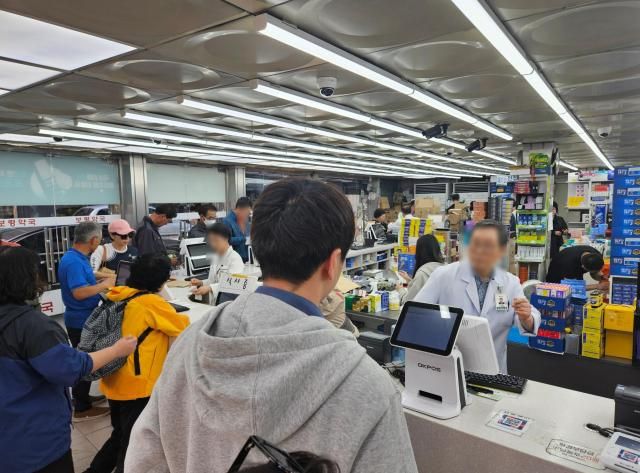 Quang cảnh bên trong một hiệu thuốc tại Seoul Hàn Quốc ẢnhInternet