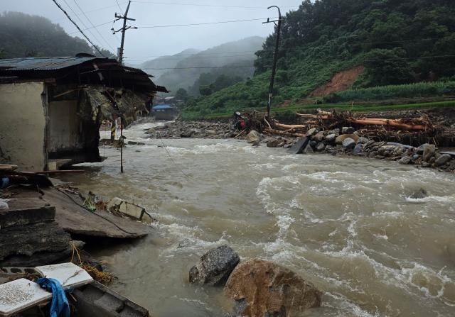 Quang cảnh một ngôi làng ở huyện Sancheong tỉnh Gyeongnam vào ngày 2072025 sau trận mưa lớn cực đoan ẢnhYonhap News
