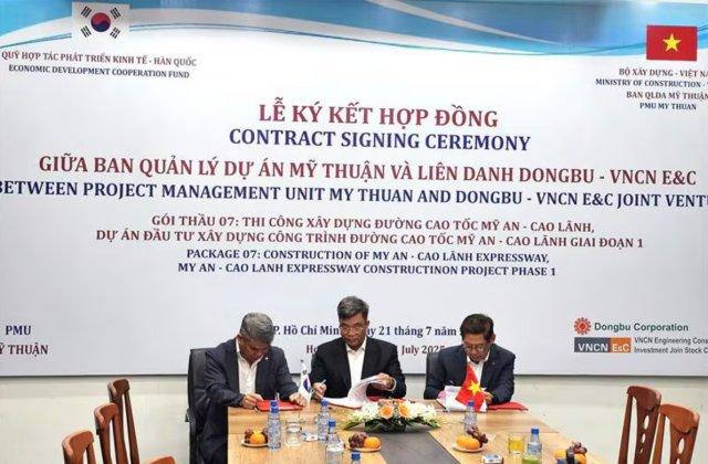 Từ phải sang Ông Jo Hong-bin Trưởng phòng Kỹ thuật Xây dựng của Dongbu Construction ông Trần Văn Thi Giám đốc Ban quản lý dự án Mỹ Thuận và ông Nguyễn Trí Dũng Chủ tịch VNCN EC tại Việt Nam ẢnhDongbu Construction