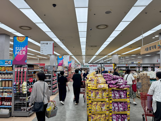 Người dân đang mua sắm tại một siêu thị lớn ở Seoul Hàn Quốc ẢnhHoàng Phương Ly