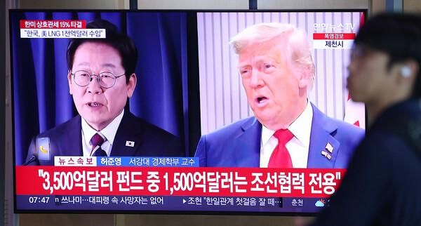 Bản tin liên quan đến thỏa thuận thuế quan Hàn-Mỹ đang được phát trên màn hình TV đặt tại ga Seoul Hàn Quốc vào sáng ngày 3172025 ẢnhYonhap News