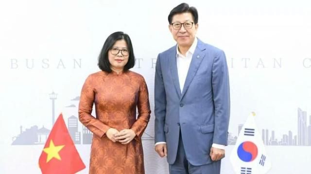 Tổng lãnh sự Việt Nam tại Busan Đoàn Phương Lan trái và Thị trưởng thành phố Busan Park Heong-joon ẢnhTổng lãnh sự Việt Nam tại Busan