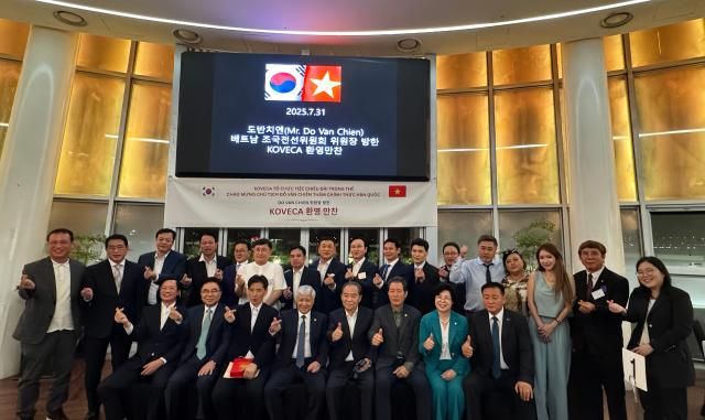 Chủ tịch Ủy ban Trung ương Mặt trận Tổ quốc Việt Nam Đỗ Văn Chiến thứ 4 từ trái qua và Đoàn đại biểu chụp ảnh kỷ niệm cùng KOVECA ẢnhHoàng Phương Ly