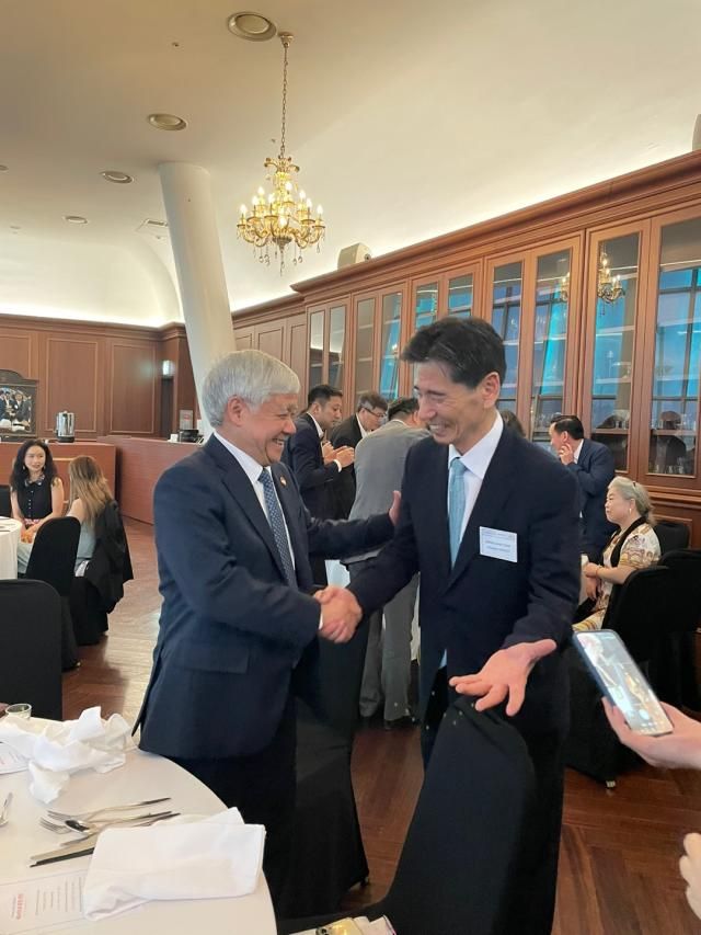 Chủ tịch Đỗ Văn Chiến trò chuyện với Chủ tịch KOVECA ông Kwon Sung-taek ẢnhKOVECA