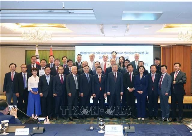 Tổng Bí thư Tô Lâm cùng các đại biểu tham dự buổi gặp ẢnhTTXVN