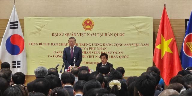 Tổng Bí thư Tô Lâm phát biểu tại buổi gặp gỡ cán bộ nhân viên Đại sứ quán và cộng đồng người Việt Nam tại Hàn Quốc ẢnhHoàng Phương Ly