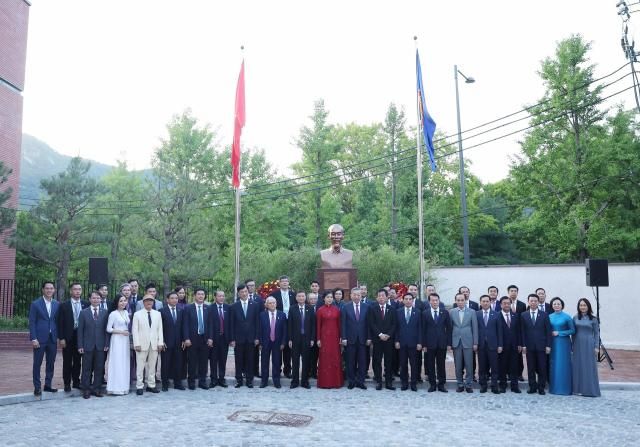 Tổng Bí thư Tô Lâm và Phu nhân dự Lễ khánh thành tượng đài Chủ tịch Hồ Chí Minh tại Đại sứ quán Việt Nam ẢnhTTXVN