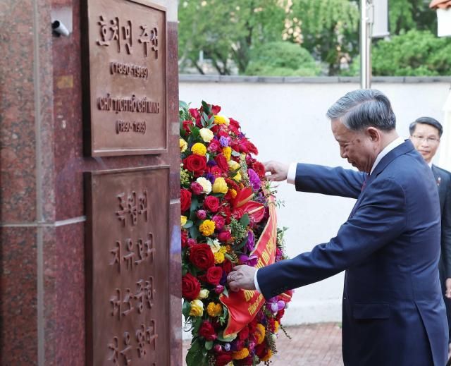 Tổng Bí thư Tô Lâm dâng hoa tại tượng đài Chủ tịch Hồ Chí Minh ẢnhTTXVN