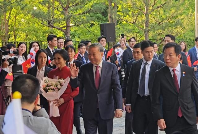 Tổng Bí thư Tô Lâm và Phu nhân đến thăm gặp mặt cộng đồng người Việt Nam tại Hàn Quốc tại Đại sứ quán Việt Nam tại thủ đô Seoul Hàn Quốc ẢnhHoàng Phương Ly