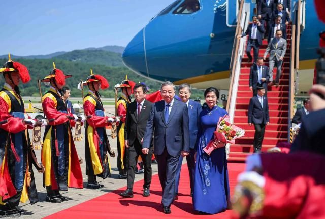 Tổng Bí thư Tô Lâm và Phu nhân tại&nbsp;sân bay quân sự Seongnam Seoul ẢnhTTXVN