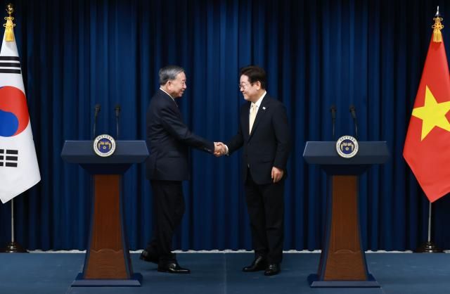 Tổng thống Hàn Quốc Lee Jae-myung bắt tay Tổng Bí thư Ban Chấp hành Trung ương Đảng Cộng sản Việt Nam Tô Lâm sau khi kết thúc cuộc họp báo chung tại Phủ Tổng thống ngày 11 tháng 8 năm 2025 ẢnhYonhap News