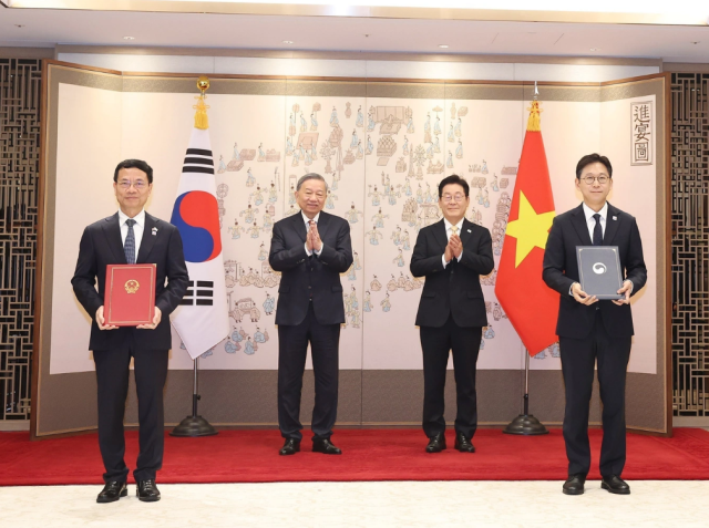 Tổng Bí thư Tô Lâm và Tổng thống Hàn Quốc Lee Jae Myung chứng kiến lễ trao Bản ghi nhớ giữa Bộ Khoa học và Công nghệ Việt Nam với Bộ Khoa học Công nghệ Thông tin và Truyền thông Hàn Quốc về hợp tác khoa học công nghệ ẢnhTTXVN