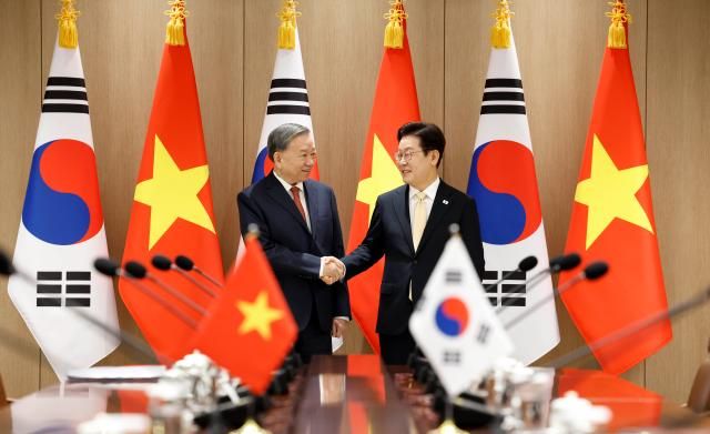 Tổng thống Lee Jae-myung bắt tay Tổng Bí thư Đảng Cộng sản Việt Nam Tô Lâm trước thềm hội đàm ẢnhVăn phòng Tổng thống