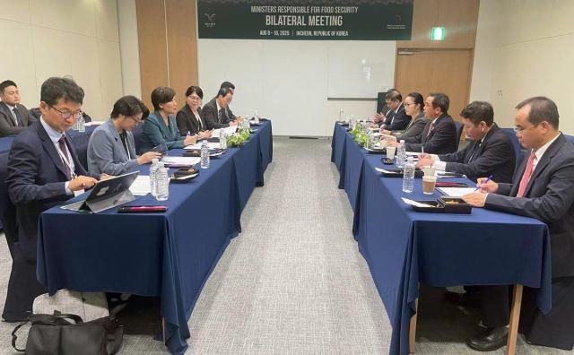 Bộ trưởng Nông nghiệp Thực phẩm và Nông thôn Hàn Quốc Song Miryung và Quyền Bộ trưởng Nông nghiệp và Môi trường Việt Nam Trần Đức Thắng trao đổi cởi mở tập trung vào các biện pháp cụ thể nhằm thúc đẩy hợp tác song phương trong lĩnh vực nông nghiệp ẢnhBộ Nông nghiệp và Môi trường Việt Nam