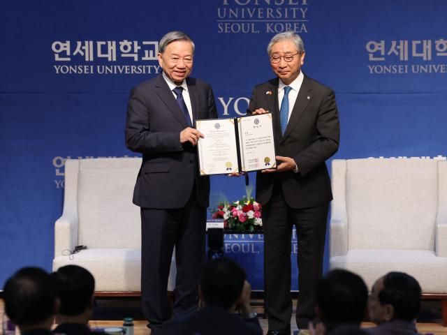 Tổng Bí thư Tô Lâm nhận Bằng Tiến sĩ Danh dự từ Hiệu trưởng Đại học Yonsei Yoon Dong-seop ẢnhYonhap News