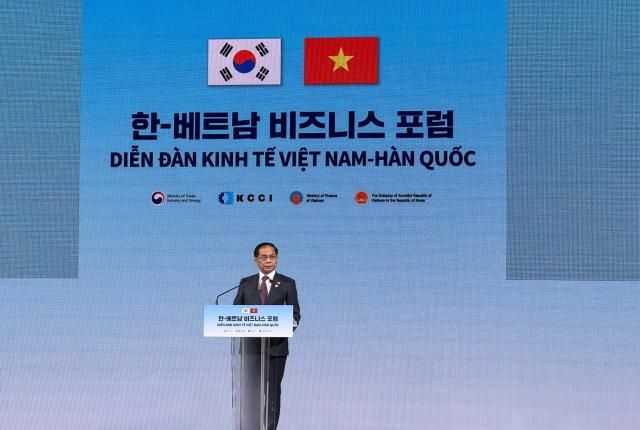 Phó Thủ tướng kiêm Bộ trưởng Ngoại giao Việt Nam Bùi Thanh Sơn phát biểu tại Diễn đàn Doanh nghiệp Hàn Quốc - Việt Nam được tổ chức tại Khách sạn Lotte Seoul ngày 1282025 ẢnhHoàng Phương Ly