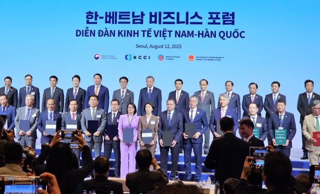 Tổng Bí thư Tô Lâm và Thủ tướng Hàn Quốc Kim Min Seok chứng kiến các đơn vị doanh nghiệp trao thoả thuận hợp tác ẢnhHoàng Phương Ly
