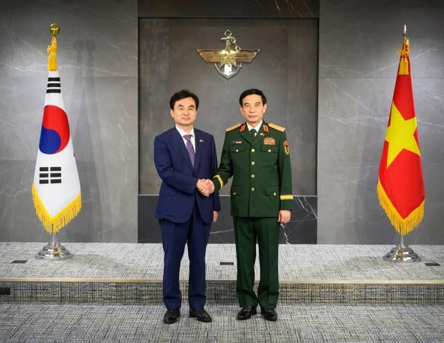 Đại tướng Phan Văn Giang hội kiến Bộ trưởng Bộ Quốc phòng Hàn Quốc Ahn Gyu-baek trái ẢnhBộ Quốc phòng Hàn Quốc