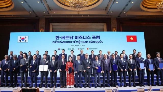 Tổng Bí thư Tô Lâm và Thủ tướng Hàn Quốc chứng kiến việc trao văn kiện giữa doanh nghiệp hai bên ẢnhTTXVN