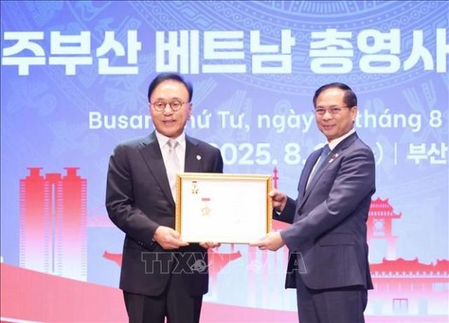 Phó Thủ tướng Bộ trưởng Ngoại giao Bùi Thanh Sơn trao tặng Kỷ niệm chương Vì sự nghiệp 80 năm ngành Ngoại giao cho ông Park Soo Kwan nguyên Tổng lãnh sự danh dự Việt Nam tại khu vực Busan - Gyeongnam ẢnhTTXVN