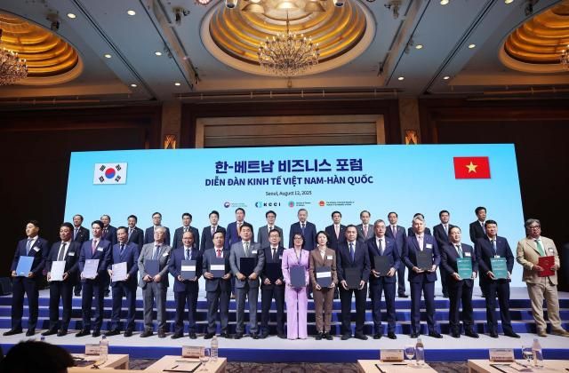 Tổng Bí thư Tô Lâm và Thủ tướng Hàn Quốc Kim Min Seok chứng kiến lễ trao các văn kiện hợp tác du lịch tài chính - ngân hàng dịch vụ ẢnhTTXVN